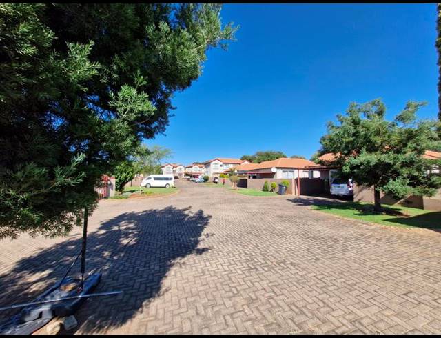 2 BEDROOM APARTMENT FOR SALE IN HEUWELSIG ESTATE